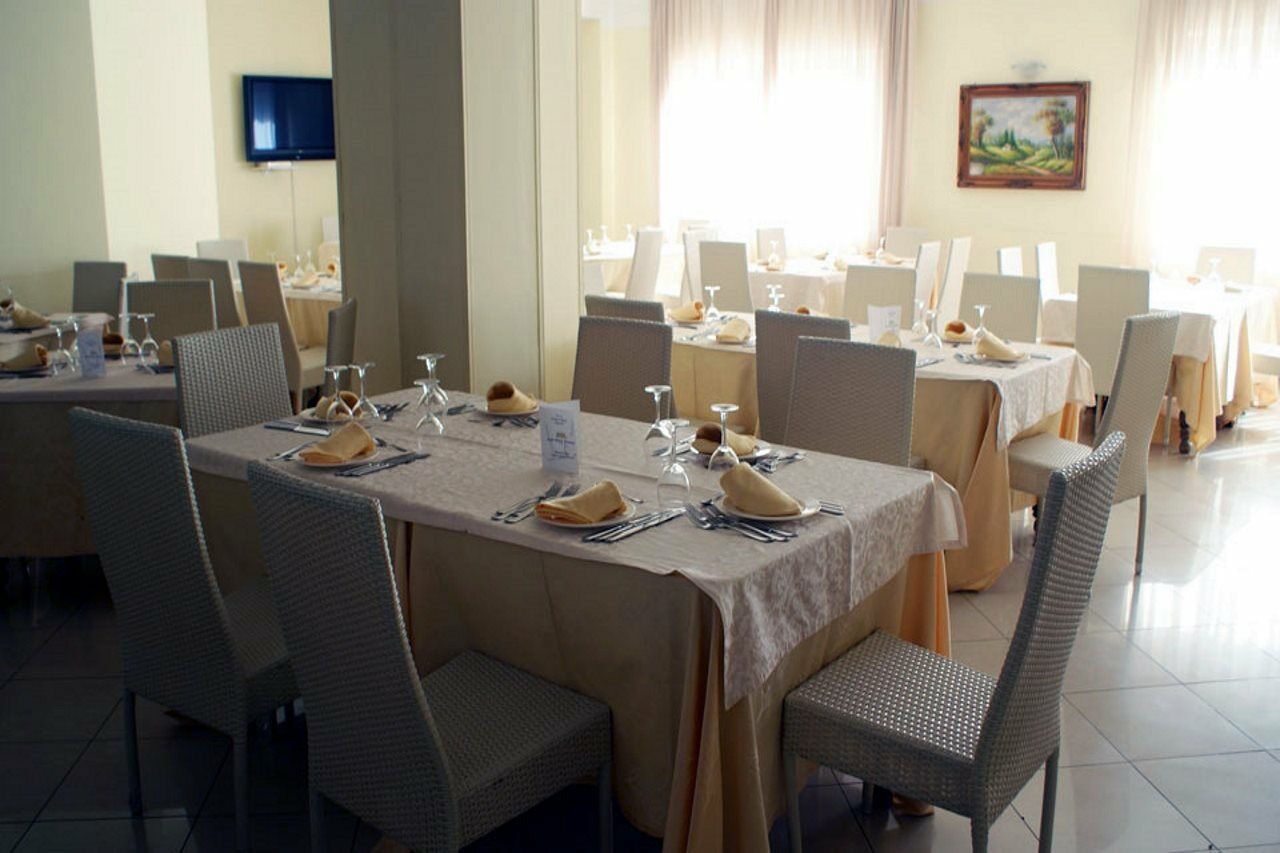 Club Hotel Kennedy Рочела Йоника Екстериор снимка